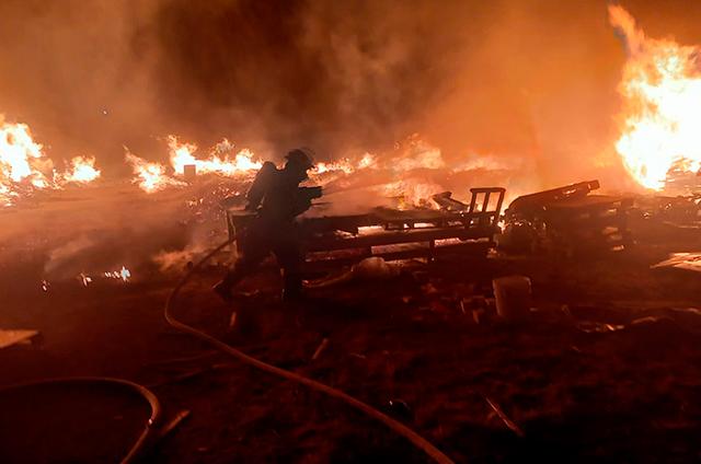 Aparatoso incendio en depósito de madera causa pánico en Amozoc