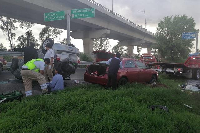 Automovilista se salva tras volcadura en la México-Puebla
