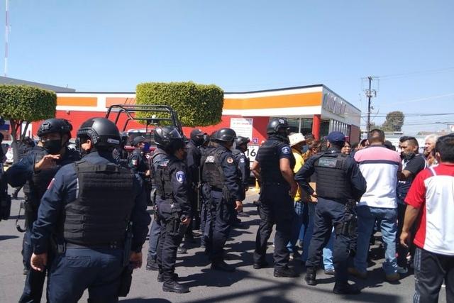 Desatan balacera comerciantes y policías en Soriana CAPU