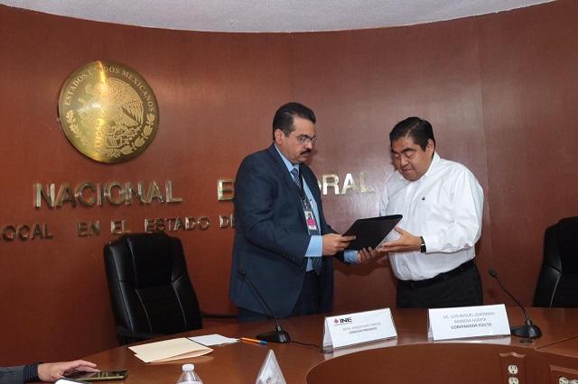 Recibe Barbosa constancia; ya es el gobernador electo de Puebla