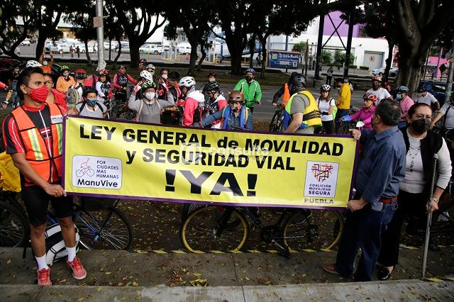 Ciclistas en Puebla exigen al senado Ley de Movilidad Segura